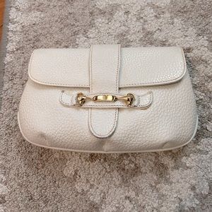 Gucci vintage Horsebit ivory pebbled calfskin bag. Made in Italy.